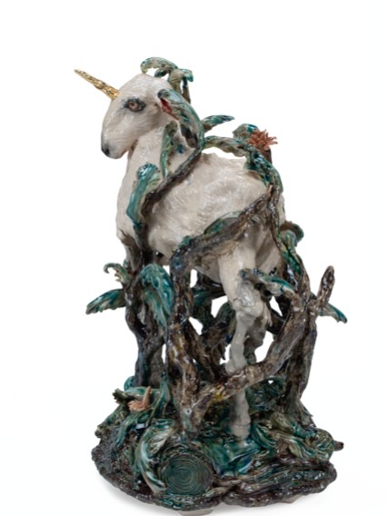 Licorne blanche entourée de formes végétales en céramique émaillée